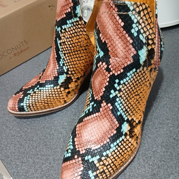 NWB COCONUTS BY MATISSE TRADER SNAKE PRINT BOOTIES, 6M - Picture 9 of 13